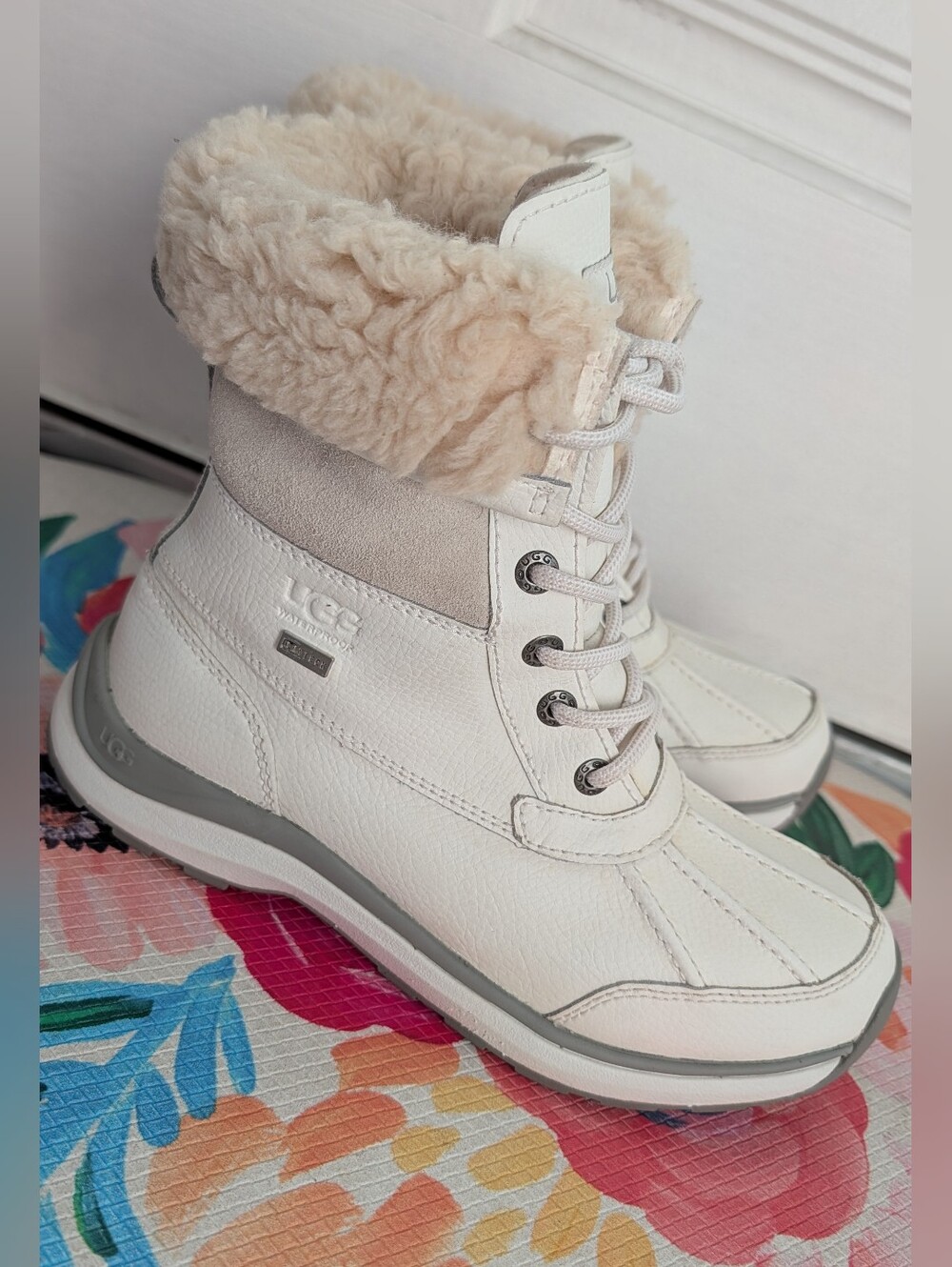 UGG White & Cream Shearling Winter Waterproof Leather Boot Woman's Sz 6.5
